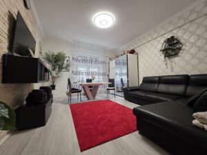 XIII. kerületben a Szent László úton déli és északi fekvésű félemeleti , 40m2-es másfél szobás, felújított állapotú ingatlan.
